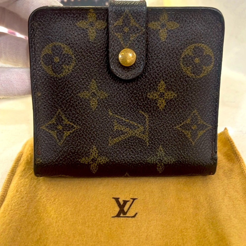 Louis Vuitton Brown Monogram Wallet comes with dust bag